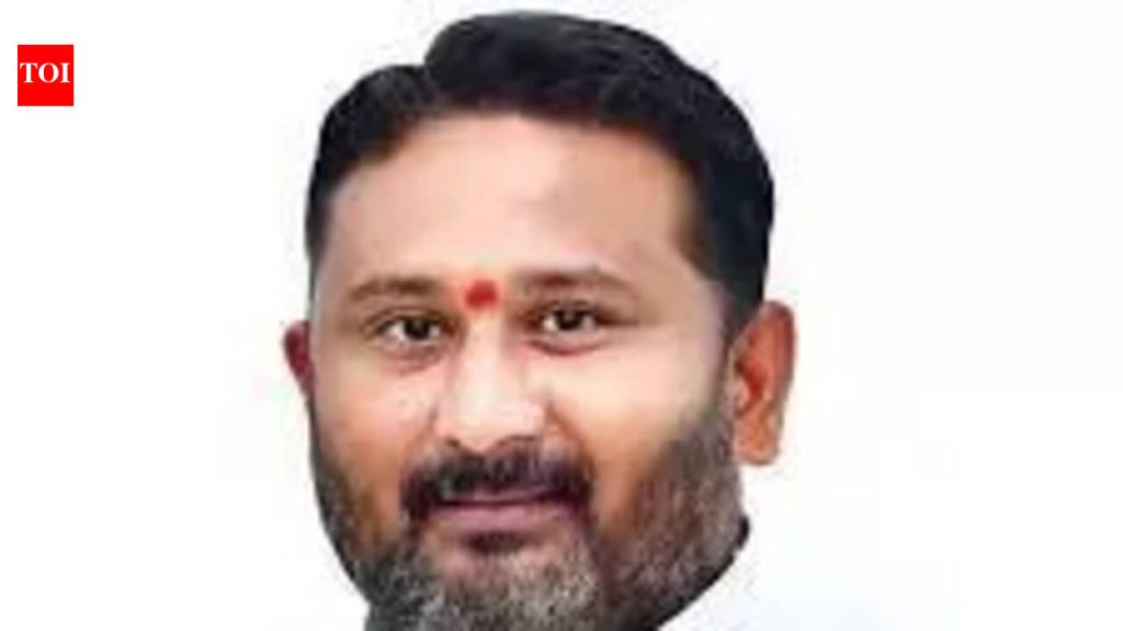 बीडच्या बोगस कामगार घोटाळ्याचा अहवाल १५ दिवसांत द्या : फुंडकर