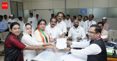 बारामती पोटनिवडणुकीसाठी सुनेत्रा पवार यांचा उमेदवारी अर्ज दाखल; काँग्रेसनेही आपला उमेदवार उभा केला आहे बारामती पोटनिवडणुकीसाठी सुनेत्रा पवार यांचा उमेदवारी अर्ज दाखल; काँग्रेसनेही आपला उमेदवार उभा केला आहे