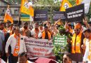 पुण्यात पावसाळ्यापूर्वीची निकृष्ट दर्जाची कामे, पाणी साचल्याने शिवसेनेचे आंदोलन पुण्यात पावसाळ्यापूर्वीची निकृष्ट दर्जाची कामे, पाणी साचल्याने शिवसेनेचे आंदोलन